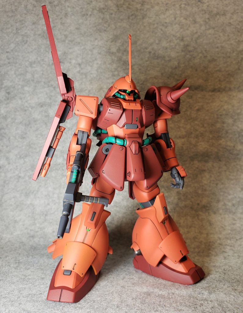 組み上げた後に気づいたんですが...サイドアーマーの押さえの部分、スミ入れの拭き取り忘れ...こんなん最後の最後で気づくとかツラい_( _´ω`)_