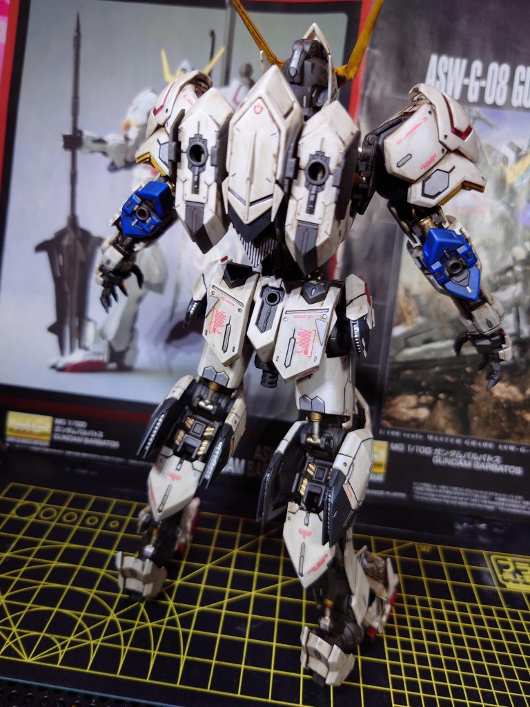 最後にバックショットを(笑)シリンダー根元はゴールドで、各部ケーブルはシルバーで塗ってみました!それだけでなんかイケメンに見えてきたので自己満です(笑)いつものお約束通りデカールは色々と貼っつけました(笑)これでいいのだ(笑)次回作は積みプラから製作するか素組みプラからするか悩んでます。また次の投稿でお会いしましょう!閲覧ありがとうございました!