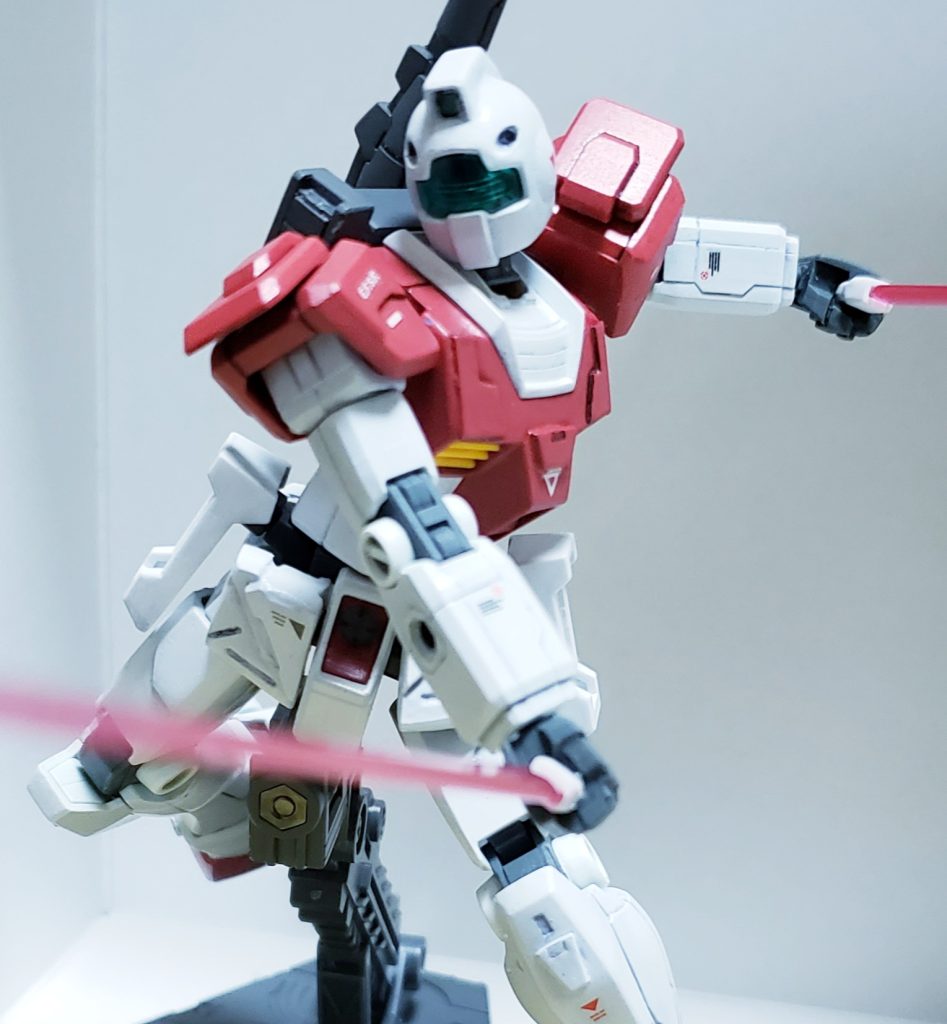 サイドアーマーはAGE-1のものに変更。二刀流も余裕でこなします。これのためにバックパックにビームサーベルは不要と判断し、形状変更しました。