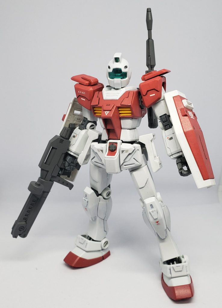 HGUCジムが可動しまくればブンドドも楽しいだろうな~と思ったのが製作のきっかけでした。だったらGM/GMでも買えば良いジャン、て話かもですが、何しろ手に入らんのですわ。しかし関節移植とかの改造は、育児しながらではハードルが高いもの。結果、お安く購入できるリバイブ版ガンダムを素体にしております。ガンダムの予備パーツを使ったエース用のジムとか、そんな妄想が捗りますぞ。あとはジャンクパーツとかでオリジナル要素を追加しました。