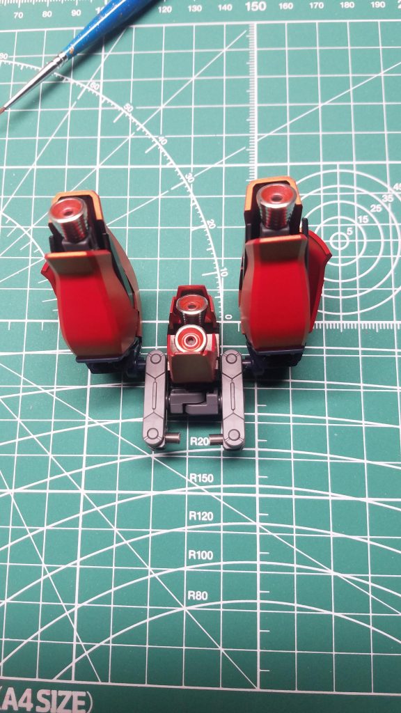 バックパックの接続部は、ランナーの端をプラ棒代わりに自作しました。3ミリ軸のランナー部分があって良かった…。