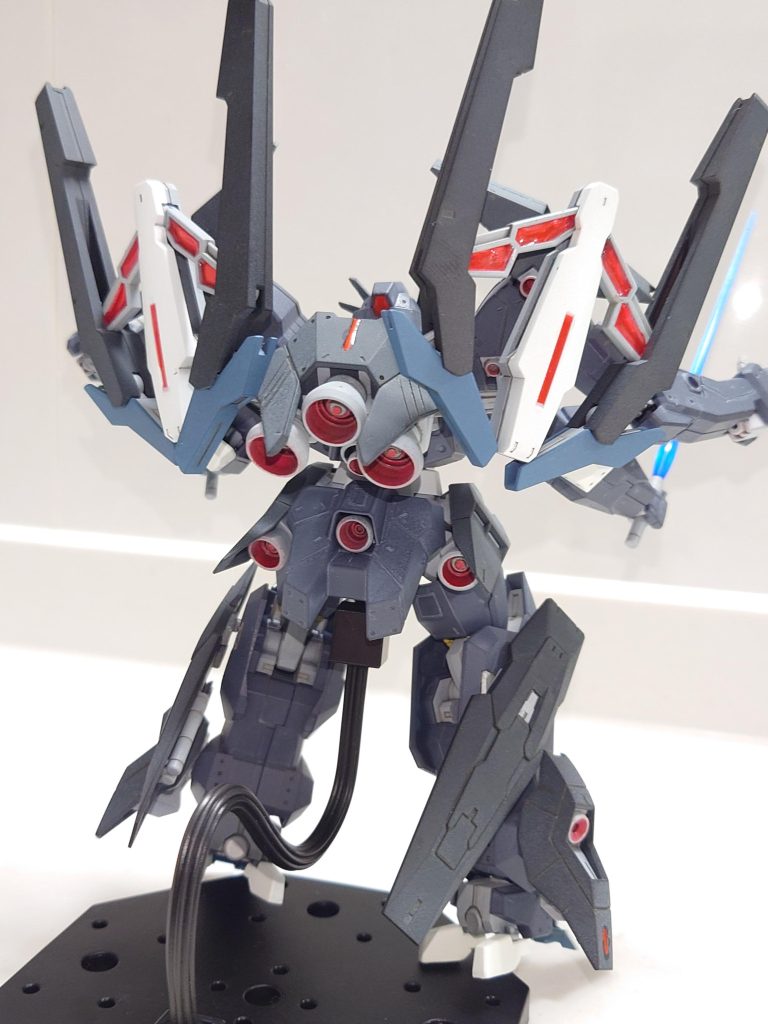 後ろ姿フェーズドアレイキャノンを展開すると禍々しさが増しますね😨これって結局ガンヴォルヴァ制御用だったんでしょうか?😅