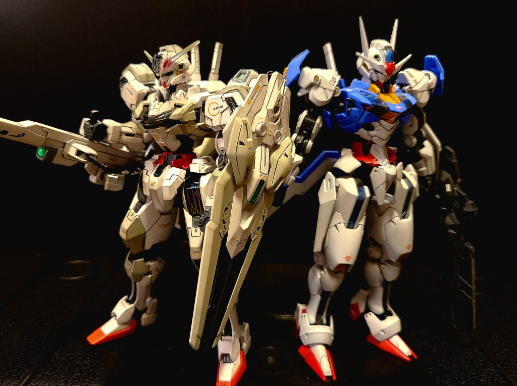 エアリアルと並べると背が低いのは、股間パーツを逆さ付けしてないからです。エアリアルは試作機っぽいですが、キャリバーンは量産機っぽくなってしまった。