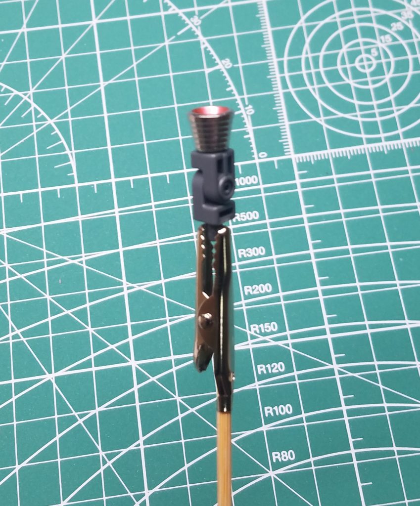 バーニア内部はメタレッドで塗装。バーニアの接続にもバトルアームズアームのパーツを使ってるので、バーニアは若干可動させる事ができます。