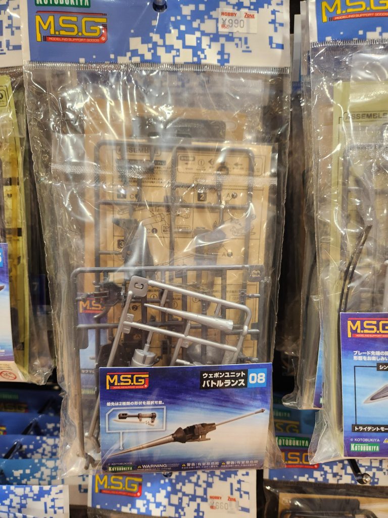 ダークアーサーガンダムマークIIl装備品は(…メーカーさんのロゴが消えてました…。)バトルランサーを着けました。持ち手の部分と手の穴の大きさが若干合わなかったため先端部分をカッターを使用しブッタギリ槍先と持ち手の棒のみを取り付けました