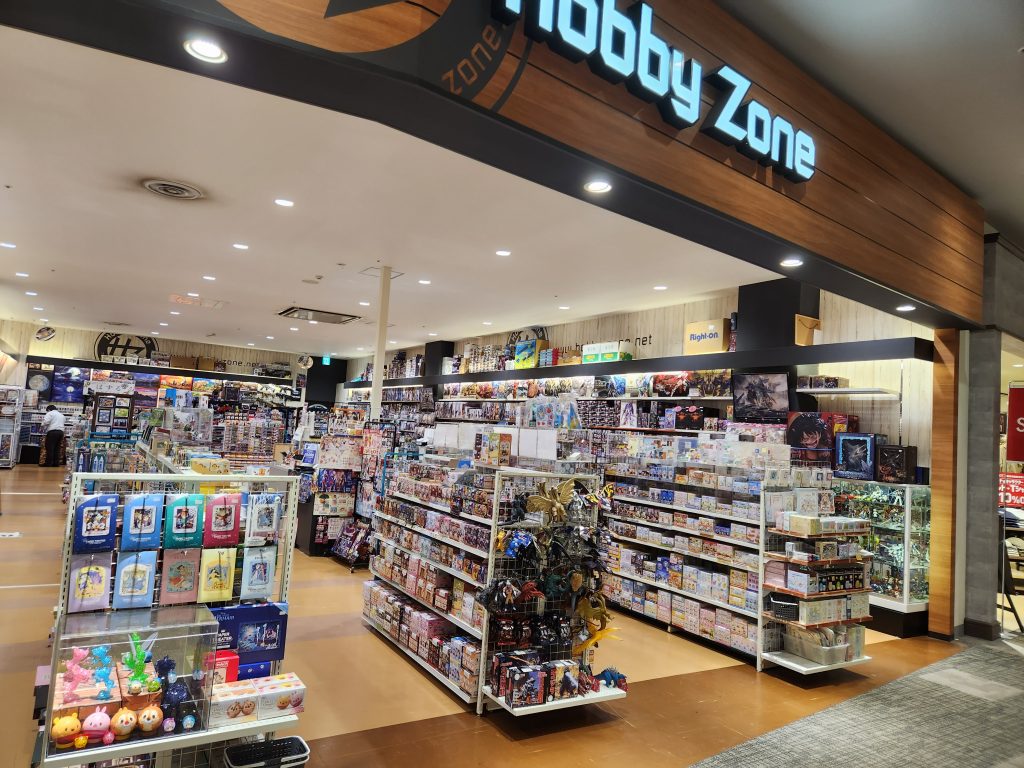 普通からお世話になっているホビーゾーンさん。店長ならびに店員さんへ本日よりブログを作成することを伝え『飾らせていただいているアーサーガンダムマークIIlを(お店の雰囲気も一緒に)ブログにアップしたいのでお店の写真を撮らせていただく事は可能でしょうか?』と話したところ快く承諾していただきました。今後も時間が許す限り愛用したいお店です