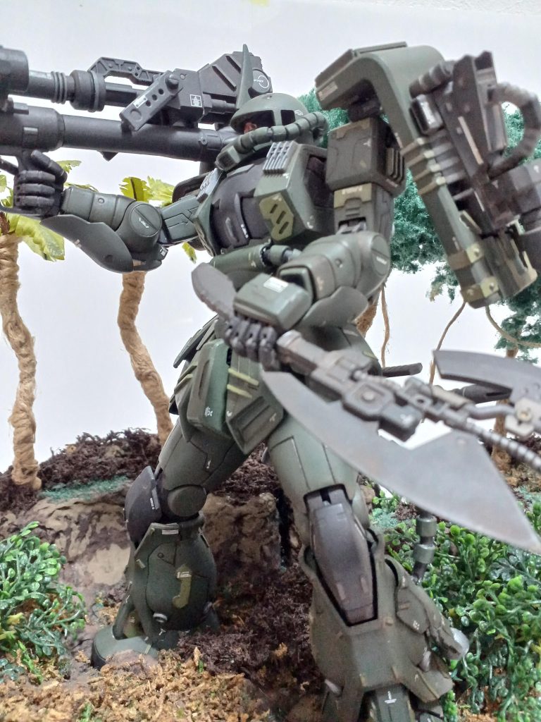 『防御を捨て攻撃に特化した機体』　をテーマにバズーカを2連　ヒートホークも2枚　シールドにもドーバーガン的なものを　あと、シールドの上にはミサイルポッド付いてます。　『両肩が逆じゃね？』　バズーカを構えた時にミサイルポッドと被るのと　ドーバーガン的なものと長いのが右に偏り過ぎるので敢えて両肩は逆にしてます。　ランドセルのブースター　両足脛横にもブースターとにかくイケイケドンドン‼️(笑)　