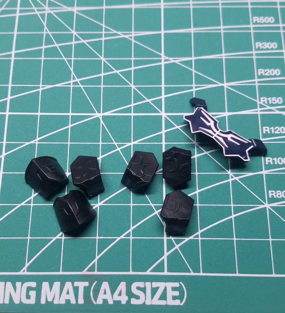 エングレービングと身体の各所ラインはイエローゴールドで筆塗り。地獄。エングレービングがある機体は２度とやりません(笑)