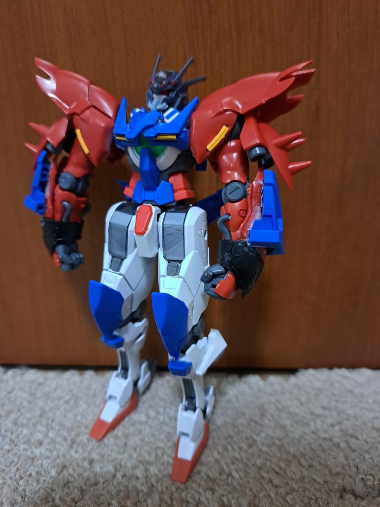 アメイジングエクシアの腰アーマーと爪先部を脚に、前部分の肩アーマーははそれぞれ腕に、後ろ部分の肩アーマーは腰の後ろに接着しました。色はガンダムマーカーレッドを使って塗装しました。エアリアル(改修型)のライフル以外の武装もガンダムマーカーレッドで塗装しました。