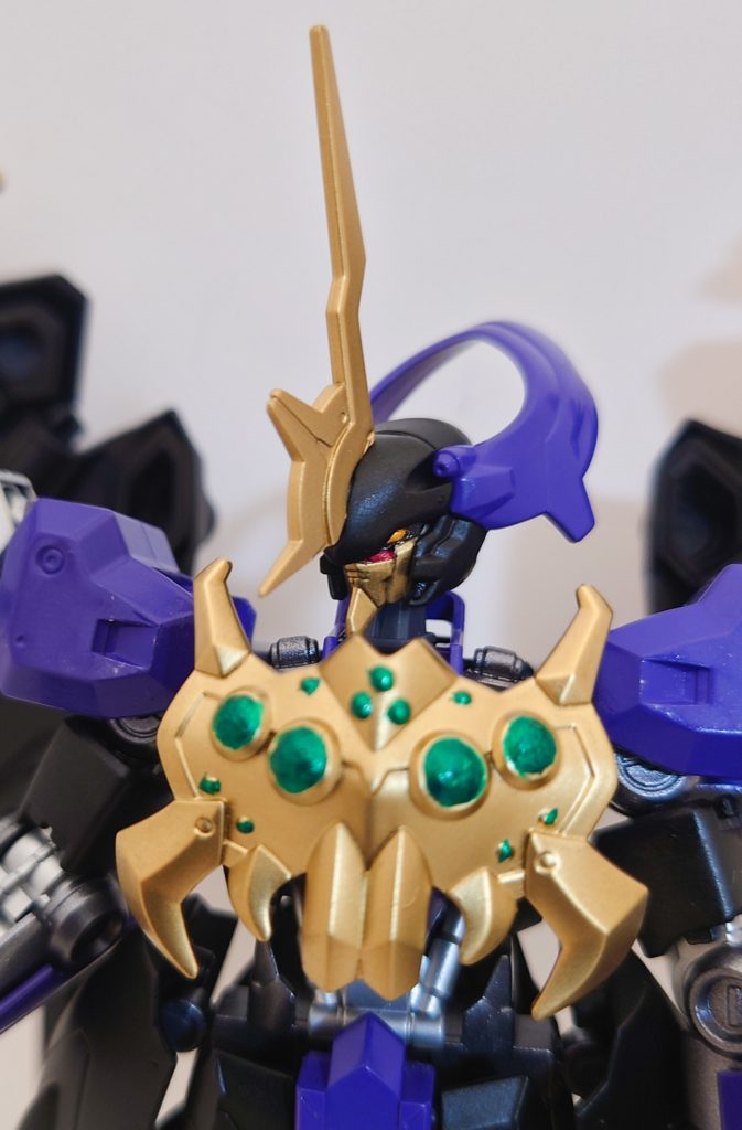 顔はダリルバルデをベースにキマリスヴィダールの角を装着してみました。ちなみにガンダムフェイスに仕上げてあります。