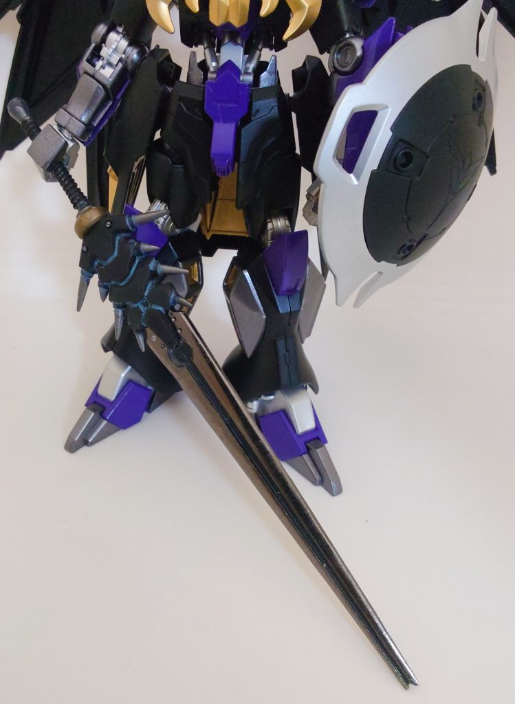 武器はシンプルに剣と盾のみ。魔剣「レーヴァテイン」という妄想設定です。