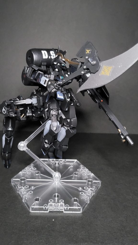 武装の構成上、超長距離狙撃や強襲ミッションの適正が高いがダインスレイヴをパージするとダインスレイヴに食われていたエネルギーリソースが全て駆動力に回せるので、一転 足を止めての格闘戦が強くなる。