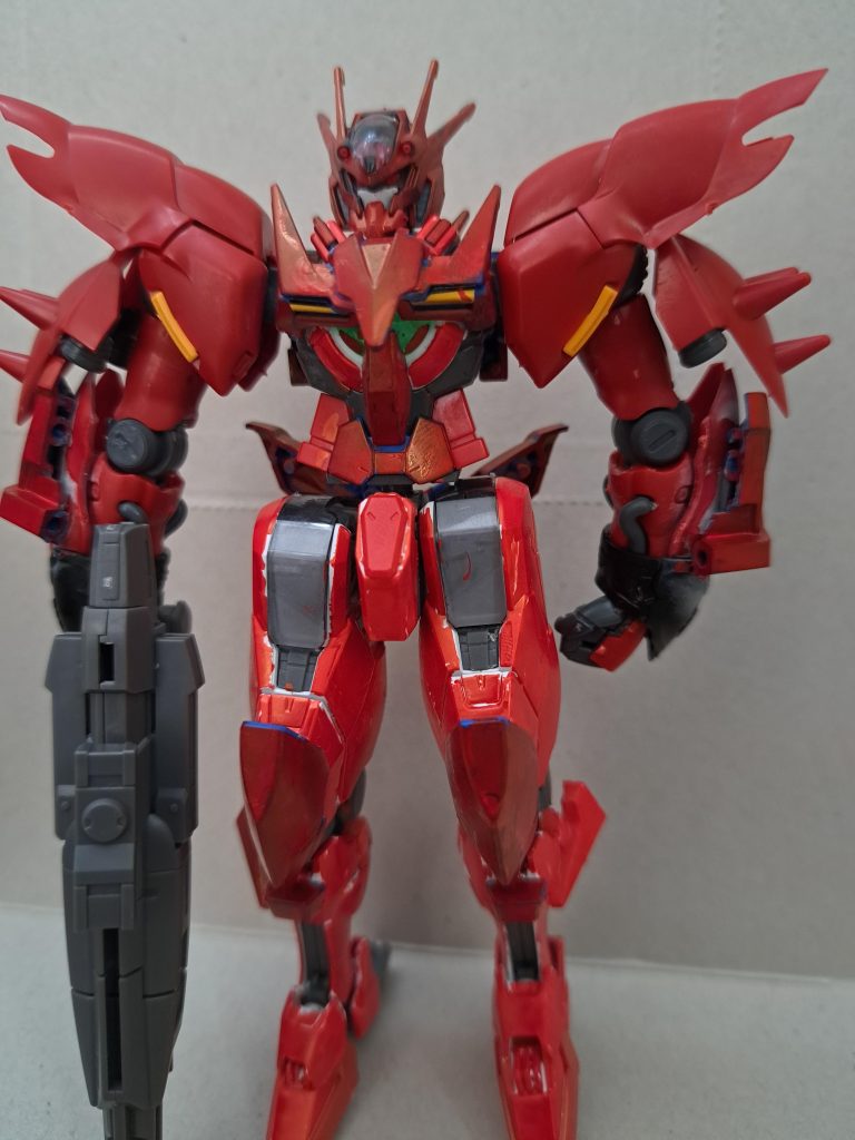 「ガンダムビルドダイバーズ」で自分のガンプラとして制作しました。アメイジングエクシアをベースにガンダムファラクトにGNドライブを搭載したガンダムとして制作しており、エアリアル(改修型)とアメイジングエクシアの武装を持ちます。両腕のシナンジュと全身の赤いカラーリングで更に悪役らしさを出しています。妄想設定「機動戦士ガンダム水星の魔女」に登場するガンダムファラクトをベースに制作されたガンプラ。エアリアル(改修型)とキャリバーン、「機動戦士ガンダムOO」のガンダムエクシアと「機動戦士ガンダムUC」のシナンジュでミキシングを施し、エクシアの格闘戦に特化した武装やキャリバーンの機動力、シナンジュの火力、ガンビットを使った戦闘などそれぞれの機体のお気に入りの性能を備えた機体となったが性能が高い代わりにバランスが複雑となり製作者本人でも性能を引き出すのもまだほんの少しである。更に改造したGNドライブを発動することでトランザムを意識したオリジナル機能「クリムゾンドライブ」を備えている。