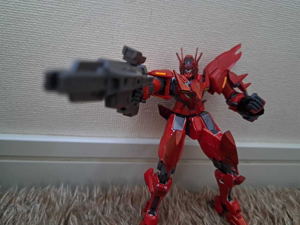 エアリアル(改修型)の武器のライフルから派生した主武装「GNライフル」。キャリバーンのガンビットから派生した「クリムゾンガンビット」を接続することで高い火力を誇る「クリムゾンガンビットライフル」へとなる。