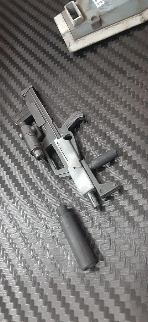 ジムライフルはマガジン上下逆に接着ジャンクパーツでフォアグリップやサイト、サイレンサー仕様にしました。白い部分には後からミディアムブルーを筆で滲ませながら迷彩してみました。