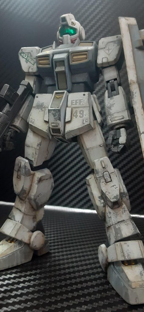 単純な白い迷彩にならないようドッテイングで様々な色調になるよう変化を持たせました。