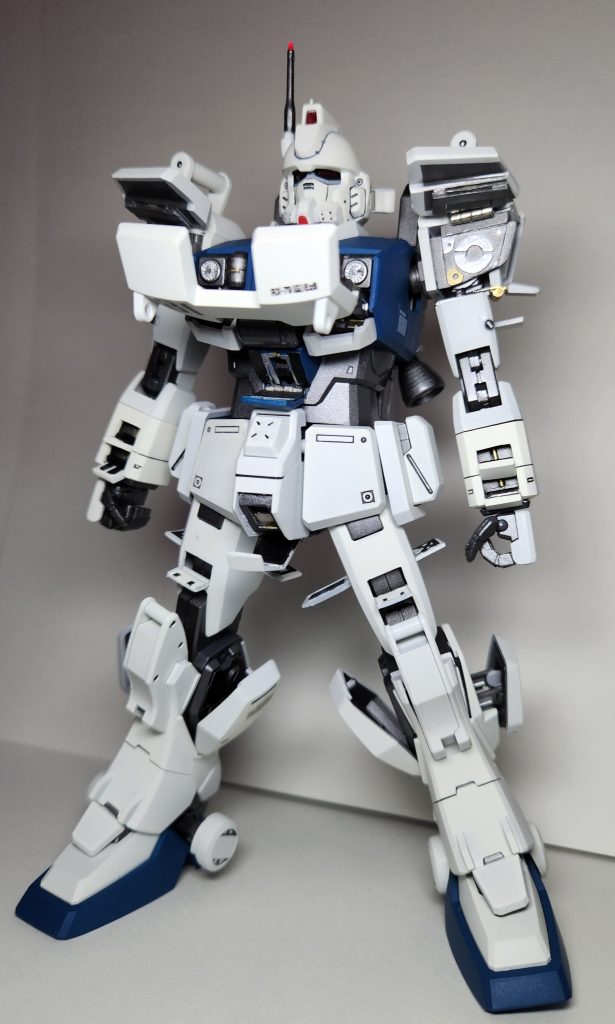 恐らく毎日ちょこちょこ工作して3ヶ月くらいかかりました。Blu-rayボックスのパッケージには陸戦型Gが横に3機並んでいてこれもカッコいいんですが、持っていなくて断念。久しぶりのガンプラ、楽しかったです！