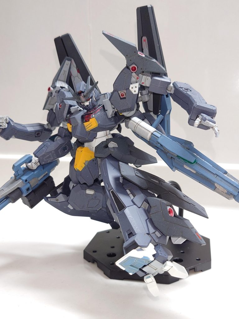 蹴りポーズ今回はデカールを貼らずスジボリで情報量を増やすのもテーマだったんですが、デザイン考えるのも彫るのもすごく難しかったです😨細かく見るとガタガタやふにゃふにゃの線になってたりしますが、気に入った作品にできました!