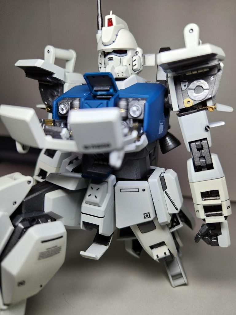 特に肩は苦労しました。試行錯誤の上、小型の金属の蝶番を組み込んで完璧のはずでした。開いたら出っ張りに引っ掛かって開かない！結局蝶番なのに差し替え式になりました(笑)