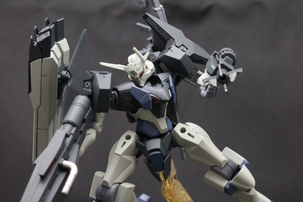 パイルクローはクロー部による打突の他にも、鉄杭の射出やドリルネイルへの換装も可能。