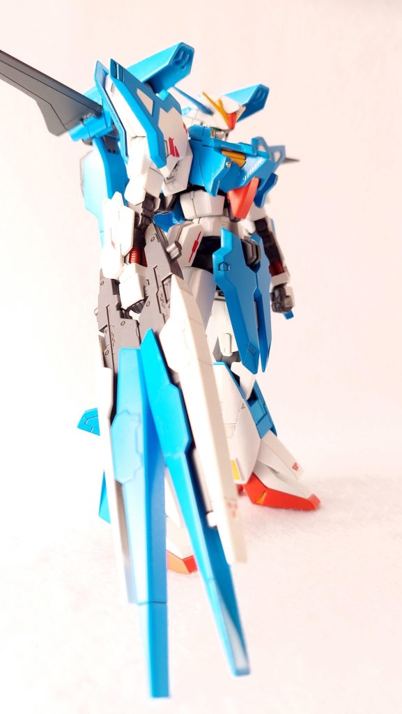 今回はエッジ出し等に金ヤスリを使用。スティックヤスリよりも速やかに加工できるのがありがたい……ですが目の細かいヤスリの処理も相応に必要ですね。間近で見ると結構ザラッとした部分が残ってしまっているのが分かり反省。ゴッドハンドのエッジ出し用ヤスリを買ったので、次に加工する時は多少変わってくるかしらん。