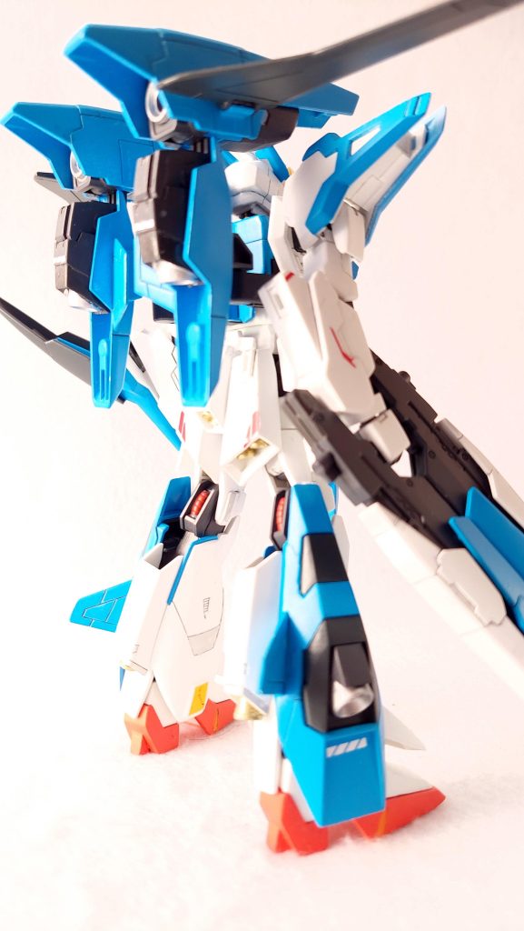 AmaZonなのはともかく設定上のA-Zの名の由来は「AからZまであらゆるガンダムの魅力を世界中に速やかに届ける」だそうで。それを考えた時、これはスポーツカーのようなカッコよさが大切なガンプラなのではないかと感じました。加えてメイジン・カワグチの機体ということもあり、できるだけクオリティを上げる方向で製作。エッジ出し、面出しを全体に施しました。