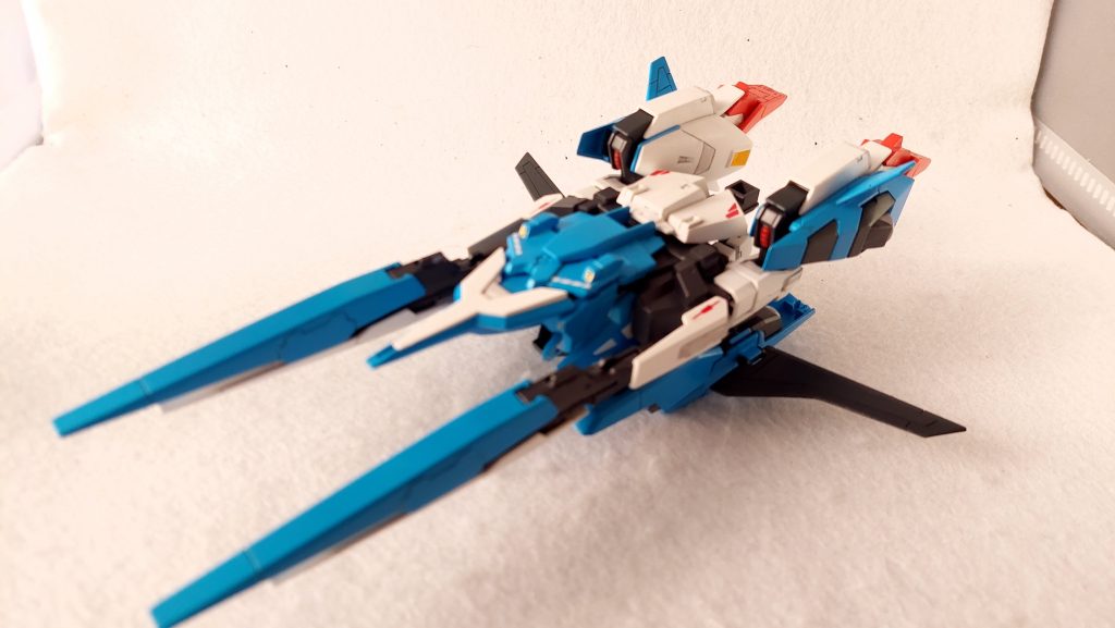 変形もあり。塗装についてはオリジナルに準じつつ、スポーツカーのイメージに合わせて少し強めの色を使用しました。半光沢で仕上げたこともあって程よくプラモらしさが残ったのではないかと思います。デカールもコーションデカールは使用せず、これを1/1として想定しています。