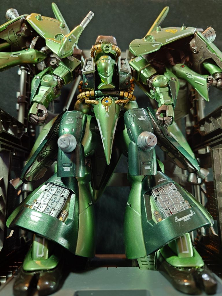 整備兵「ぜはーっ、ぜはーっ…」ガトー「やればできるではないか!これこそがジオンの精神か形になったものである!名をノイエ・ザークと名付けよう!」