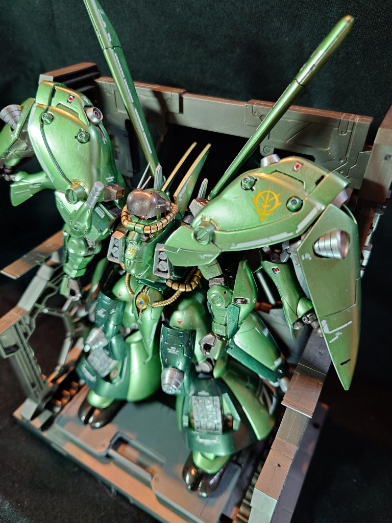 ガトー「使い方はさっきの説明で分かるが、サイコミュ、私に使えるか?」整備兵「少佐のニュータイプ能力は皆無です。保証するわけないでしょう!」ガトー「ハッキリ言う。気に入らんこと極まりなし!」整備兵「どうも!御為ごかしですが、少佐なら上手くやれんじゃないっすか?」ガトー「義があるのだ!当たり前であろう!」