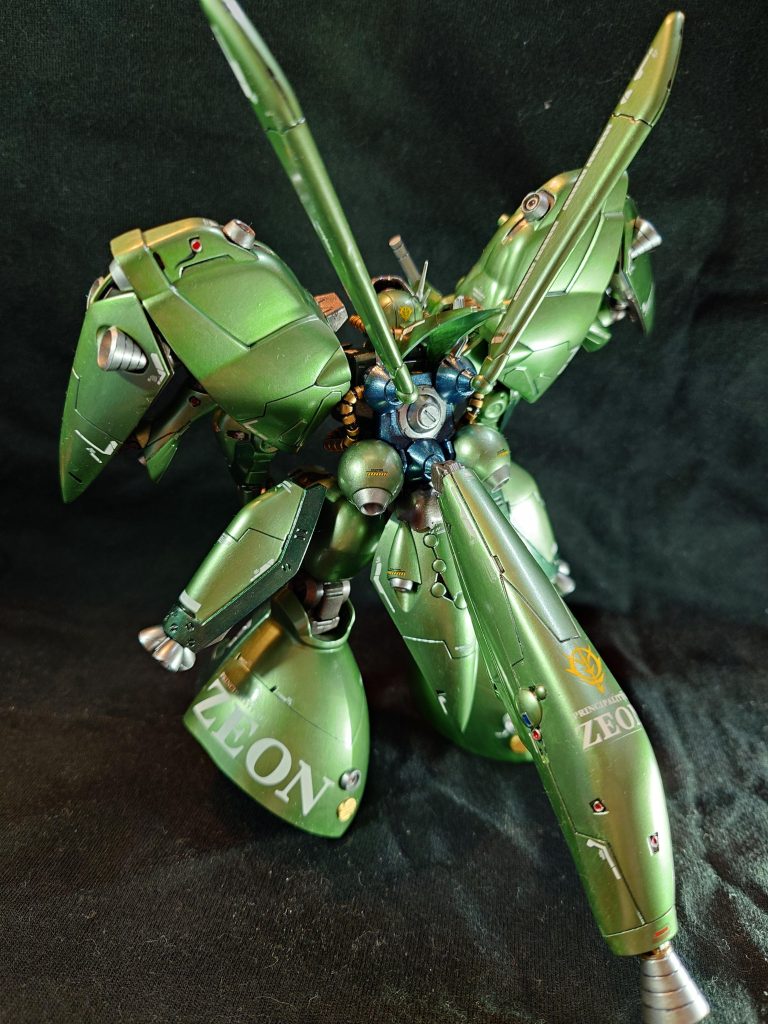 腿のアーマー、サイドアーマー、リアスカート、プロペラントタンクは全て可動するようにしてあります。ガトーさん拘りの足は、ドライセンの足がベースですが長すぎたので腿を6mmカット。足の甲はドライセンのままだとデカすぎてバランスが悪いので、ザク足にしてます。しっかし…サイサリスみたいな爪先になるはずがいつの間にやらモーモーさんに(笑)