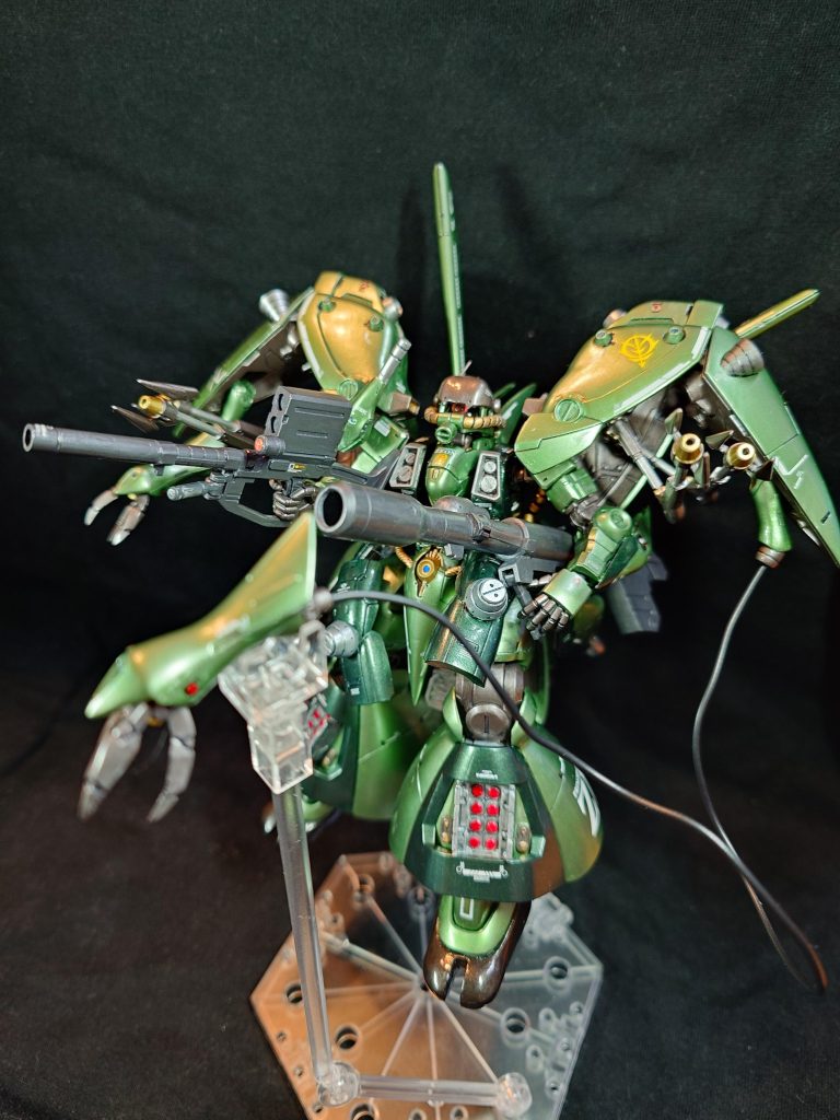 お気に入りショット2枚目、フルバーストモード!ザクマシンガンの銃口をぶっとくして、バズーカ用カートリッジを付けてみました。脛はハッチオープンでミサイルが!ということで初の大掛かりなミキシングでしたが、満足いくものになりました。ご覧いただきありがとうございました!