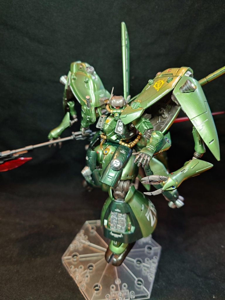 一番のお気に入りポーズ!悪役っぽいでしょ?バインダー内にレールを作り、サブアームの上腕を収納できるようにしました。収納したときにネオジム磁石で固定できるようにしてます。口元の部品を無くしてしまったので、サイドアーマーの関節部品を削ってオクチを作ってます。イメージはギラ・ズール系で。頭はマラサイみたいなパイプがカバーに隠れていて、クシャトリヤみたいなトンガリ頭をイメージしていたのに、いつの間にやらスコープドッグみたいになってしまった…可動式にしてスリットとターレットレンズを付けることも考えましたが、そこまで気力が持ちませんでした…ノイエ・ジールの頭は右肩に張り付いてます(笑)クイン・マンサやクシャトリヤみたいなインパクトがある機体にしたかったのですが、如何でしょうか?