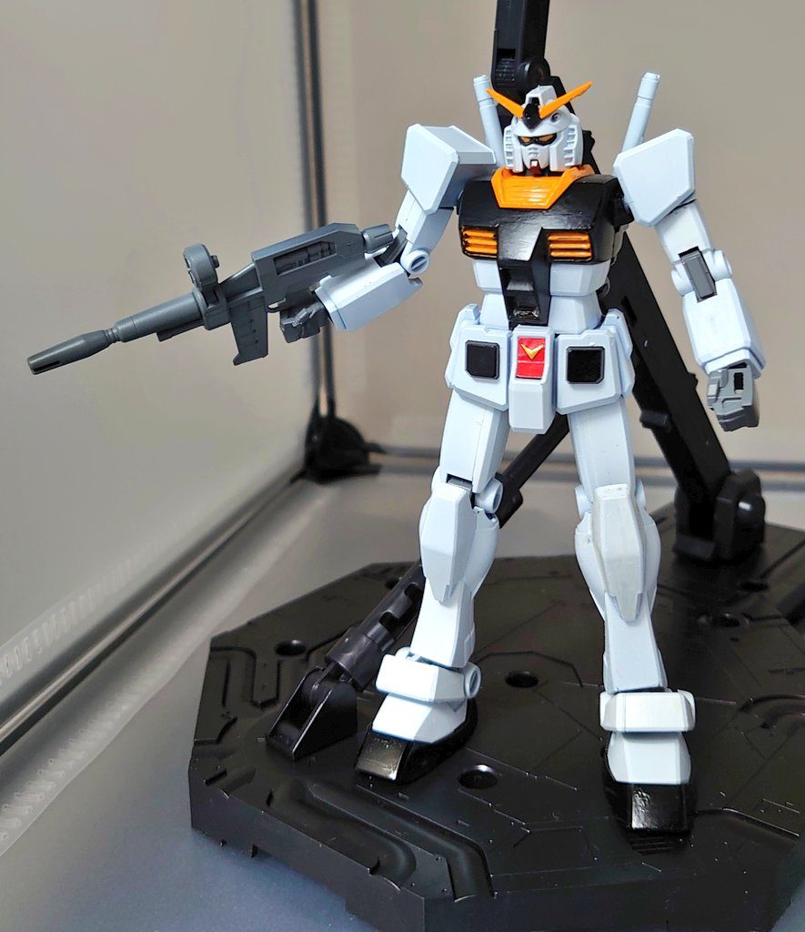 こうなって、この時は目がまだシールなんだけど、最初の写真は目元も塗ってみたもの。