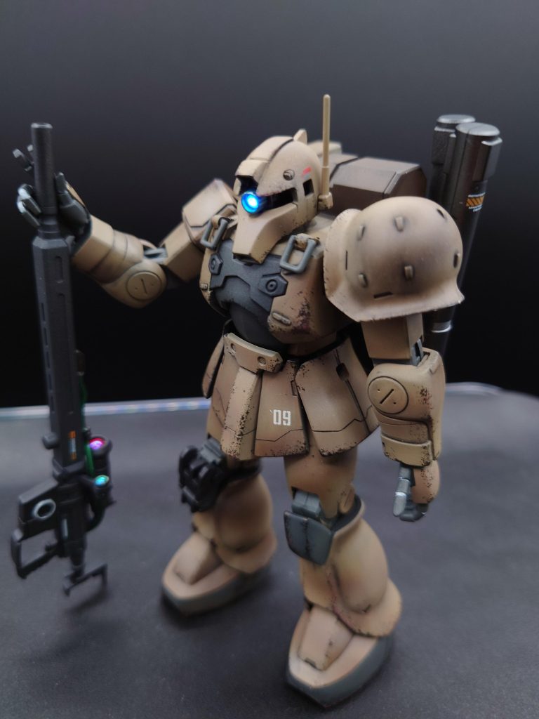 モノアイの電飾、モノアイ上部に日射し除けとして、ちょい改造ちょいスジ彫り、茶系で簡単迷彩塗装後、チッピング、つや消しコートで仕上げました。