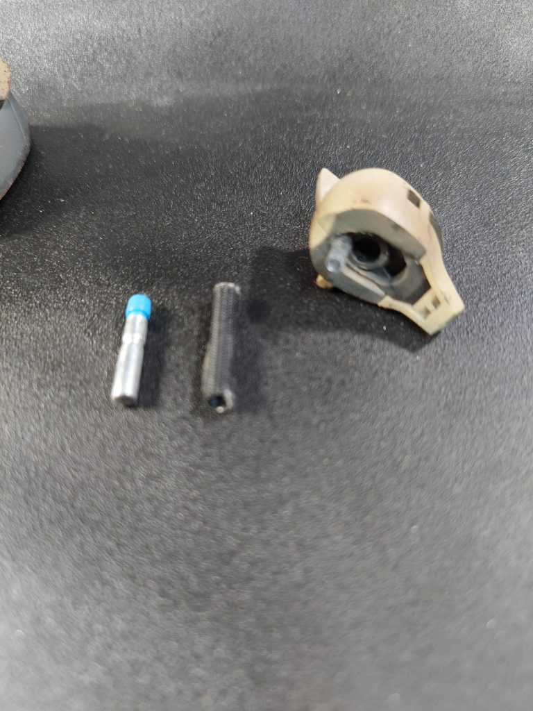 モノアイの電飾、首まで通すのは苦労しましたが2mmの光ファイバーとメッシュパイプとミライトでお気軽に