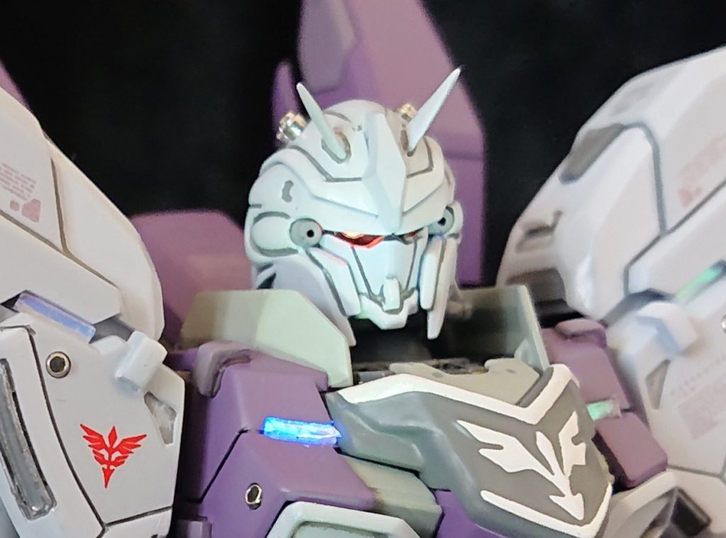 悪役機なので、ツノを付けてみた😅ドウナンダロウ最近、マイブームの蛍光塗料+UVライトのビコーンシステムです😆何度も調整したけど、薄目だねぇ。