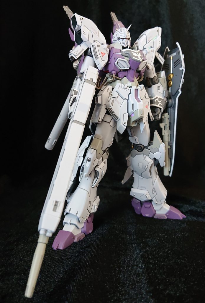 連邦ともジオンともとれるこの造形。サナギのようなヘッド。ハイ・ビーム・ライフル…これだけでカッコいい😊好きなデカールワークは、とっておきのメタリックパープルの水転写デカール(アシタノデカール)をペタペタ。