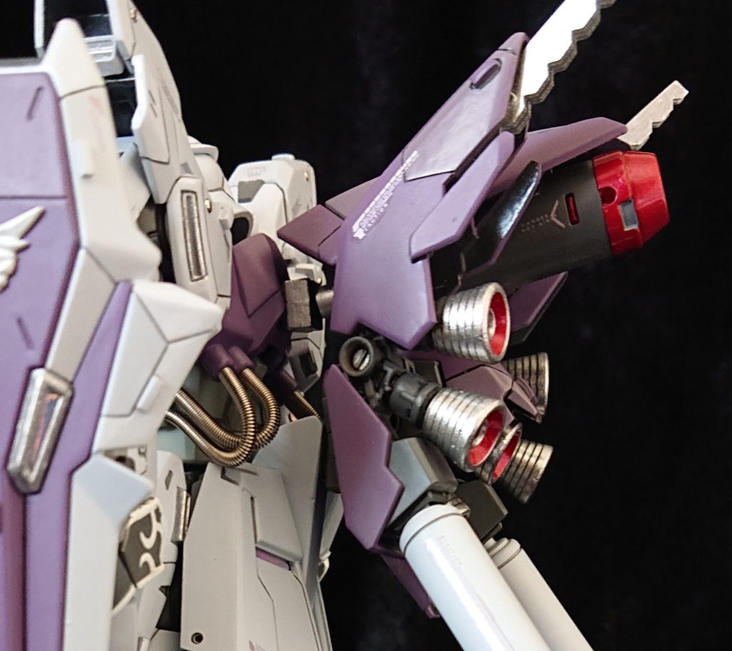 バックパックの接続を若干下げ(背中から腰延長部に)ました。そして、いつもながらのプルームテックのカートリッジを、さも爆弾や毒ガスのボンベのように、取り付け😤親和性のあるカラーで塗り塗り😊