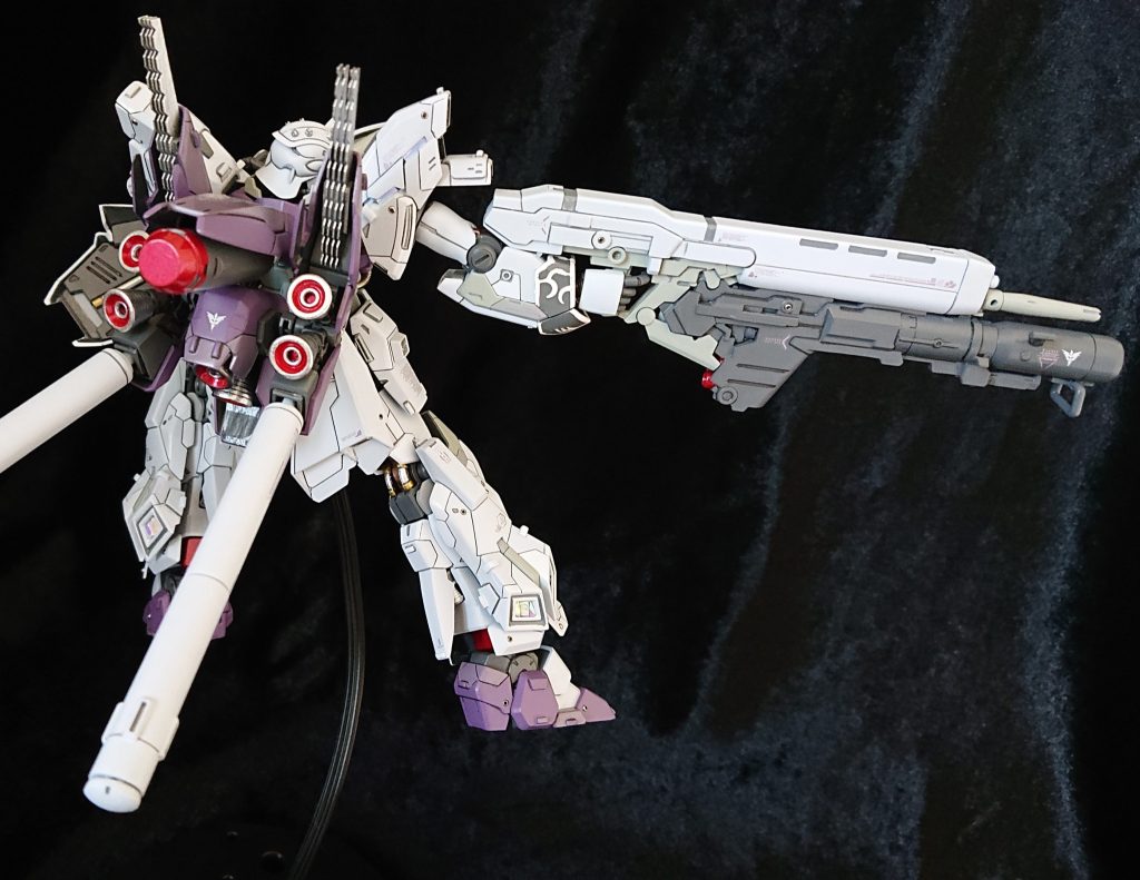 シャアの再来計画の失敗作としての強い劣等感を持つゆえか。にしても、ビームライフルにバズーカの接続ってカッコいいなぁ😆