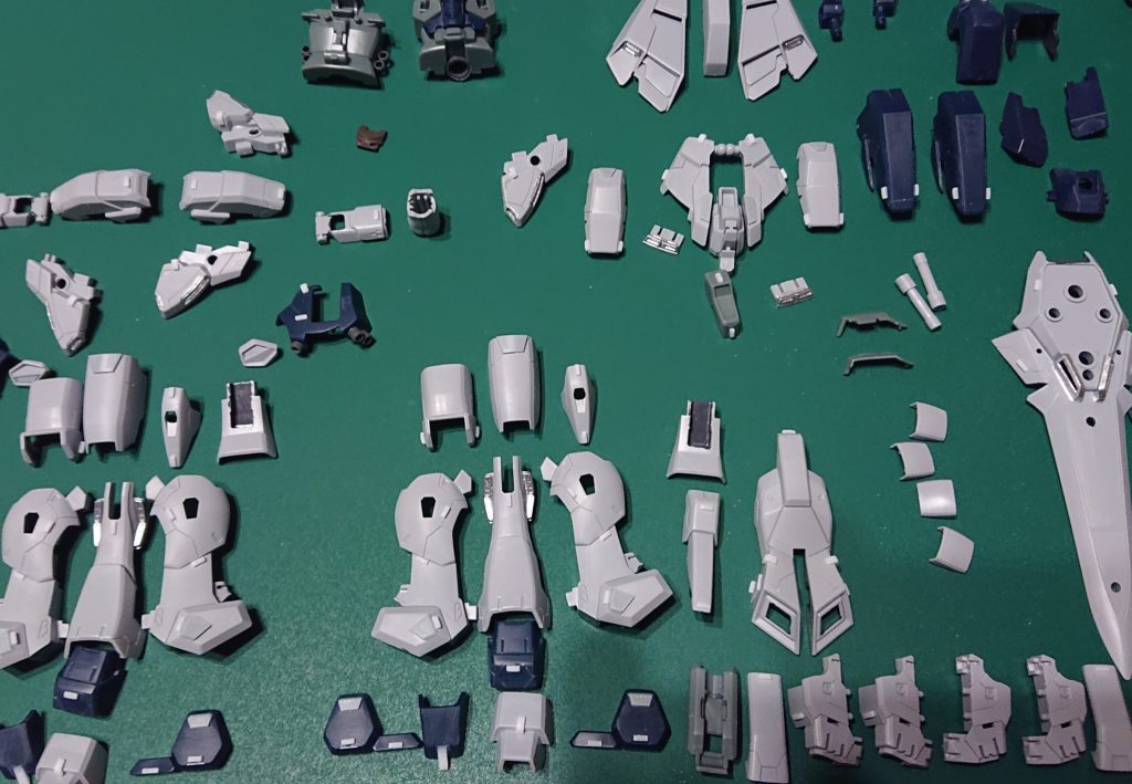 □1mmのプラ棒を3mm長さで、L型のプラ棒を2mm長さで、厚1mmの適当にカットしたプラ板をペタペタと凸モールドとして貼り付け😤その後に六角形のスジ彫りを行い、ディテールアップ🥵