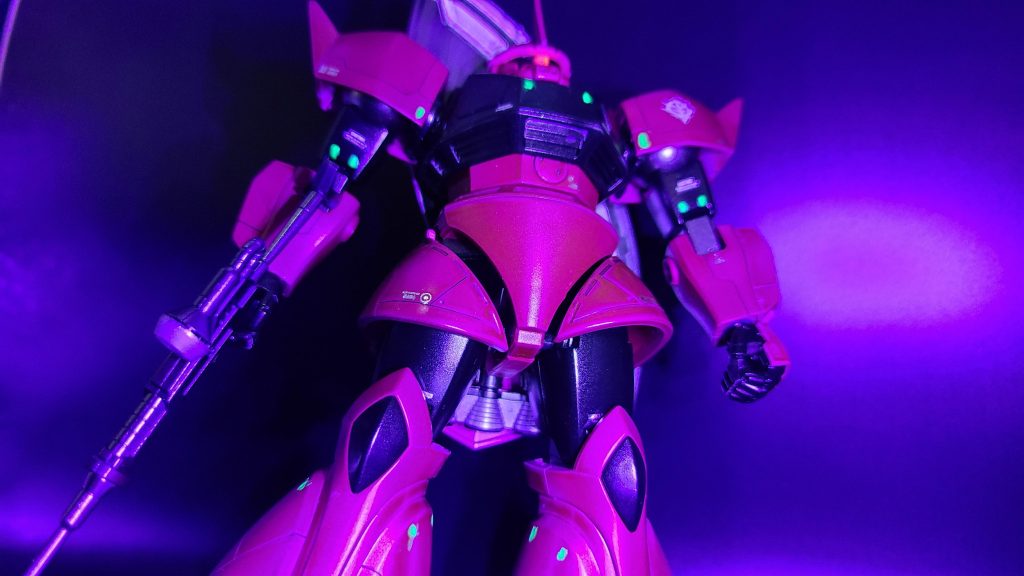 各パーツの端の部分に蛍光グリーンのポイントを追加、モノアイを蛍光ピンクにて塗装してます！