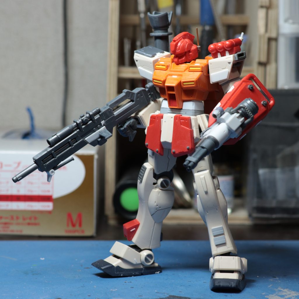 ジムⅡ改造とは良いながら手足腰のみで、胴体はパワードジム、頭部はEz-srを使用してます。本当はシールドにパイルバンカーを付ける予定でしたが技術不足でガトリングになりました笑