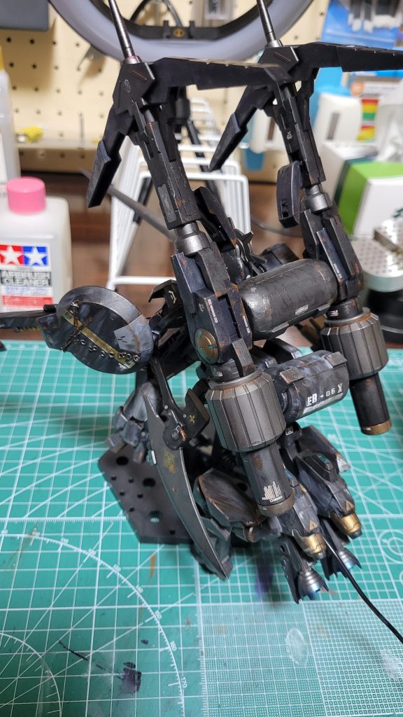 ウェザリングホワイトをさらに薄めて塗ったらそれでも白くて修復不能に💦下地まで剥がすと大変なので、ウェザリングマスターのススで黒く誤魔化しました。