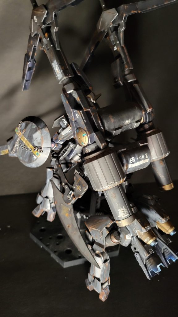 グレイズ2機を連結させてさらに補助動力も2つ積んでるので必要な出力は確保できてるはず!安定性を高めるために四脚にし、機体を強引に加速させるためにブースターも増設