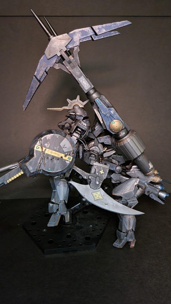 「ショットランス」メインウェポン、牽制用のマシンガンが二門内蔵されている。下半身のグレイズから伸びたサブアームがランスレストの役割を果たすので片手で運用可能。「カスタムライフル」傭兵達から人気が高いタフなライフルに銃斧、シールド、追加弾倉を取り付けた複合兵装。右手に重量武器を装備するため、機体バランスを整えるスタビライザーとして機能を拡張した。追加弾倉により継戦力が高い。「クレセント・ライト」大型のタバルジン。厄災戦時代に作られた骨董品で、超振動により切断力を高める機構が内蔵されており、光を乱反射させて煌めく刀身が地球上から見える衛星に似ていたのでその名がつけられた。長い時を経て超振動機能が失われており、技術的にも修復不可能で現在はただの片手斧。「ダインスレイヴ」かつてスペースデブリと呼ばれた少年兵たちで構成された組織と旧ギャラルホルンの戦いのあとに傭兵やジャンク屋達の間に流れてきた強力な兵器。技術が応用され様々なバリエーションのものが出回ったが、オリジナルのものを所有していると所有者ごと「行方不明」になる曰く付きの兵器でもある。