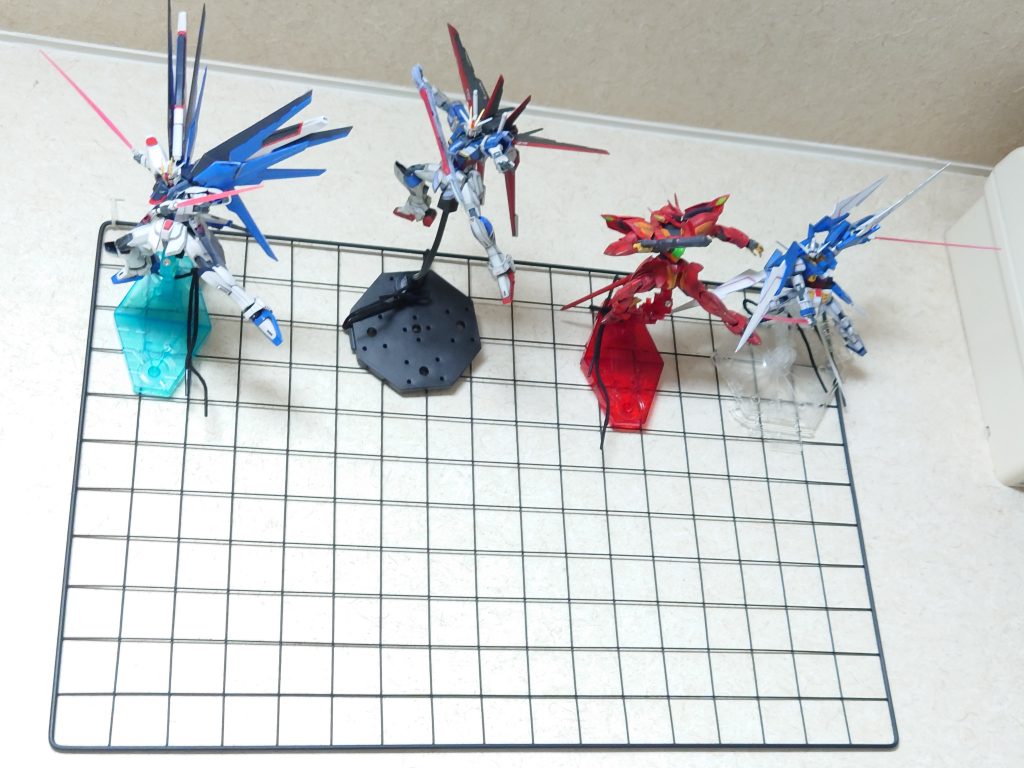 昨年、子供が産まれてガンプラ作りは諦めていたのですが、ネットで簡単にできる壁に浮かせるディスプレイを見て、箱に格納していた過去作と共に飾っていますよめには大層呆れられましたが、男の趣味なんて大概そんなもんでしょう