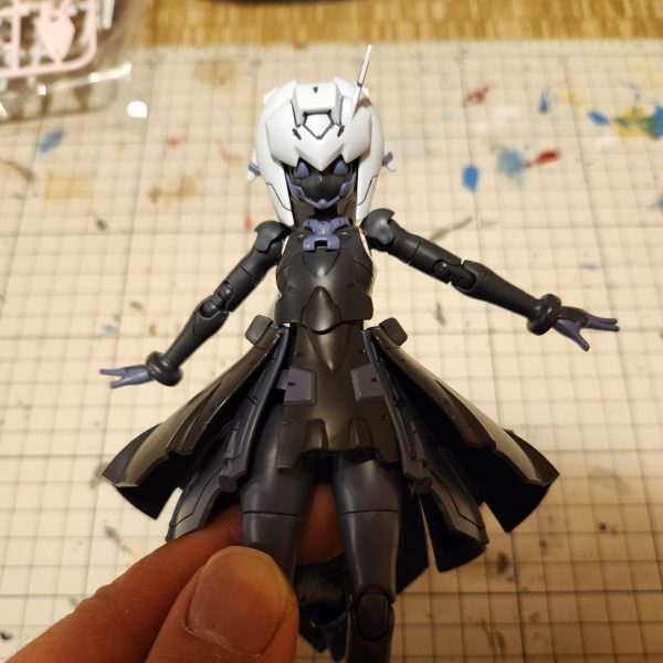 ブッ〇オフでガンベ限定のサラちゃんあったのでお迎えしました。普通の顔はないし、何故か腕の付け根だけ人肌の方で何とも…という感じですが、ちょうどこの前ランナー直売所で手に入れたファルシアのランナーが2個もあるので、どうにかこれで改造を考えていきたいと思います！追記 キュベレイも合わせるのいいなぁとまあ他二つやってるのでこれは年内に出来るかどうか…（1枚目）