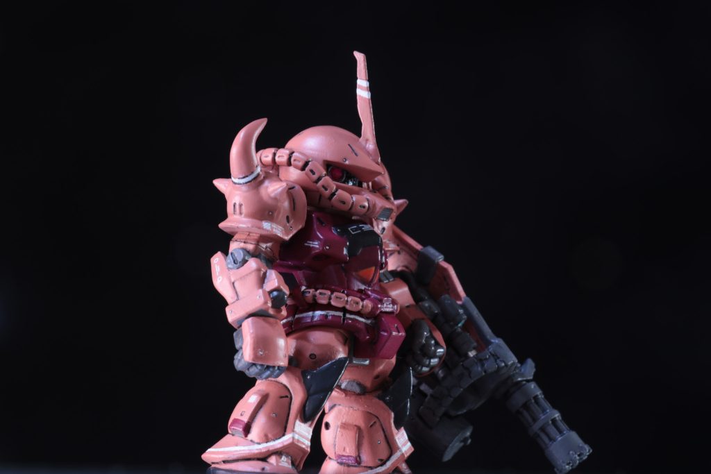 ガイアノーツのガイアカラー　蛍光ピンクをモノアイに塗装しているのでブラックライトで発光します