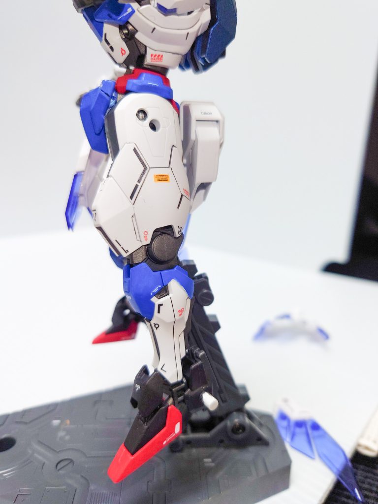 足の羽は踵側面に穴を開けて、3ミリ棒で繋いでます腰部、脚部？スカートはもともとのエスカッション取り付け位置よりやや斜め上に穴を開けて接続しています