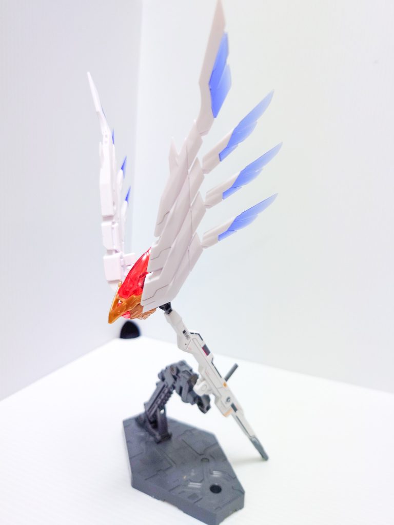 バリアブルウイングロットライフルとでも名付けましょうか。イメージはＣＣさくらの杖。ちょっとは似てるかな？素材としてはSDの斉天大聖悟空インパルスガンダム闘戦勝仏 の胸部の一部を流用してます羽はＭＳＧヘヴィウェポンユニット34　ウィングエッジの一部です